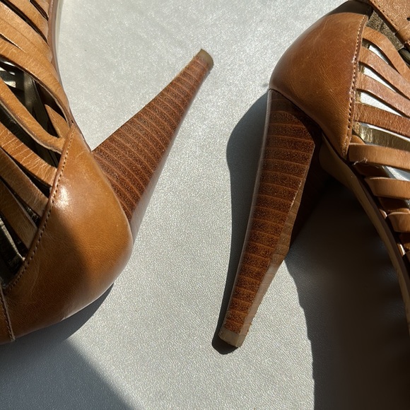 Very comfortable platform sandals. Nice tan leather. - Picture 4 of 9